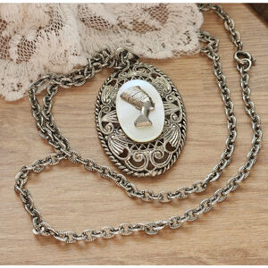 Vintage Cameo Pendant Necklace with Intricate Filigree Design